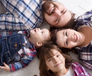 lezenie-na-podlodze-drewnianej